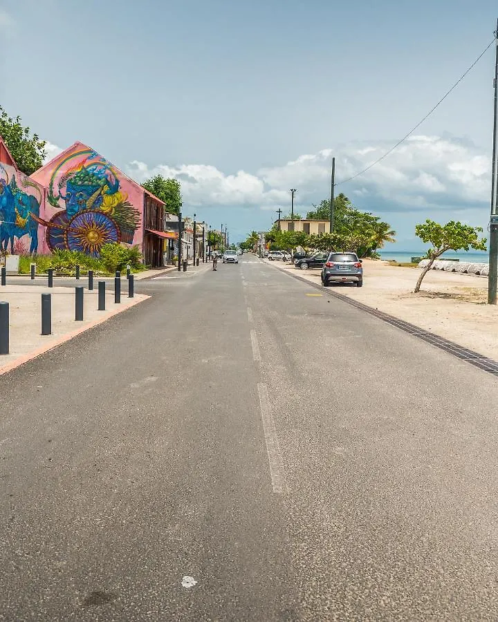Studio jacuzzis et piscine au centre ville de Port-Louis 0*,